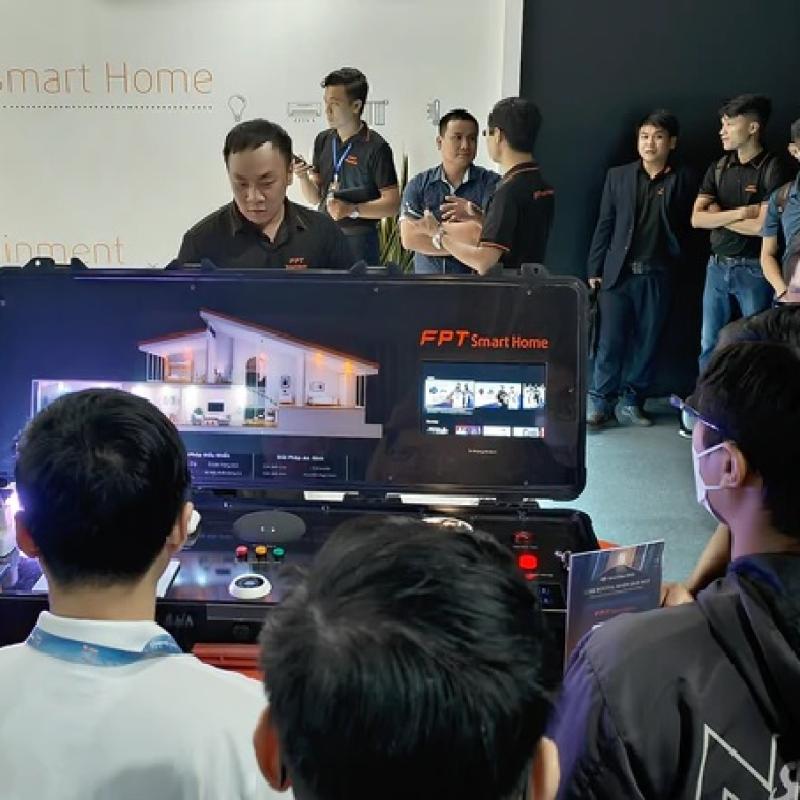 Làm gì để start-up Việt không phải sang Singapore?